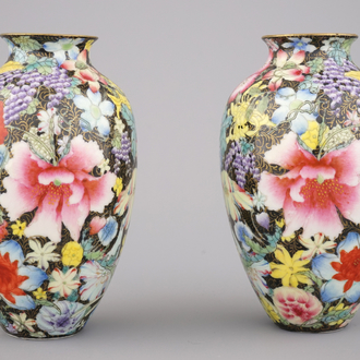 Paar Chinese porseleinen 'mille-fleurs' vazen, zwarte fond, ca 1900
