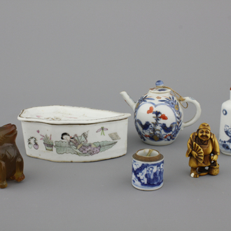 A group of various Chinese porcelain including a teapot, cricket box and a blue and white snuff bottle, 18/20th C.