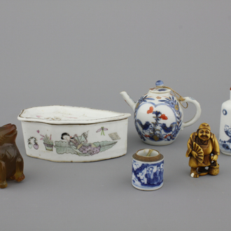 Groupe varié en porcelaine de Chine dont une théière, une boîte à grillon et une tabatière en bleu et blanc, 18e-20e