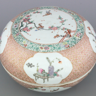 Boîte ronde couverte en porcelaine de Chine, famille rose, marquée Qianlong et probablement de cette période