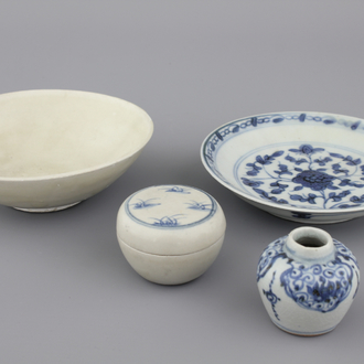 A group of 4 Chinese porcelain pieces, Ming dynasty