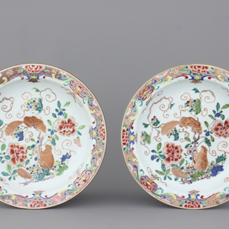 Paire de plats en porcelaine de Chine, à décor d'écureuils, famille rose, 18e