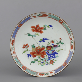 A Chinese porcelain famille rose plate, Qianlong, 18th C.