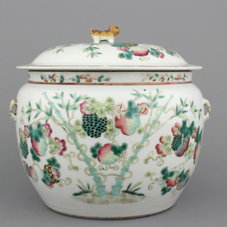 A Chinese porcelain food pot, 19th C.