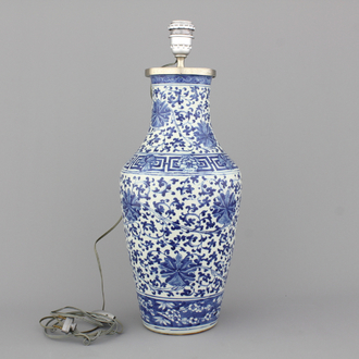 Vase en porcelaine de Chine, bleu et blanc, à décor de guirlandes de lotus, monté comme lampe, 19e