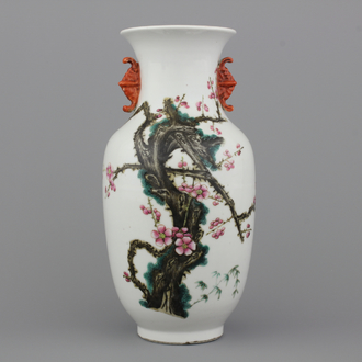 Vase en porcelaine de Chine avec anses en forme de chauve-souris, famille rose, 19e-20e