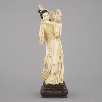 Chinese in ivoor gesculpteerde figuur van een guanyin, 19e-20e eeuw