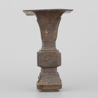 Vase rectangulaire chinois en bronze, fin Ming ou dynastie Qing