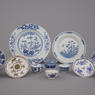 Verzameling van merendeel blauw en witte borden , kopjes en schoteltjes in Chinees porselein, 18e-19e eeuw