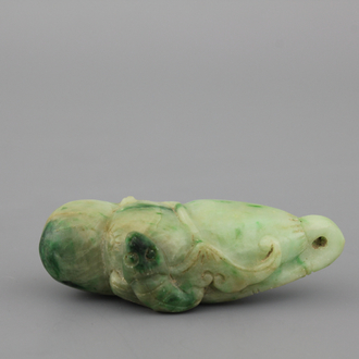 Sculpture d'un poisson en jade vert tacheté, 19e-20e