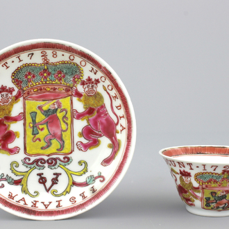 Tasse et sous-tasse héraldique en porcelaine de Chine avec armoiries du VOC, datées 1728, Yongzheng