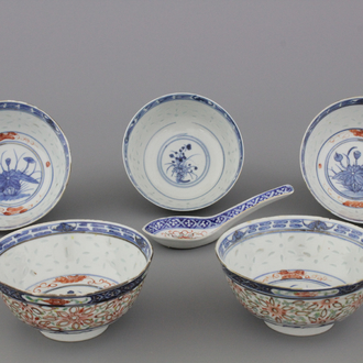 A set of 5 Chinese porcelain doucai rice grain bowls and a spoon, 19/20th C.