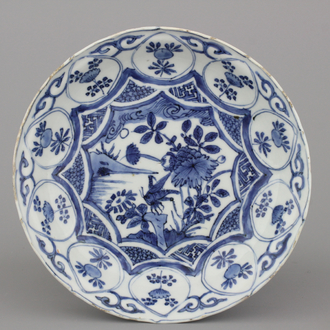 Plat Wan-Li en porcelaine de Chine, bleu et blanc, à décor d'une sauterelle, 16e