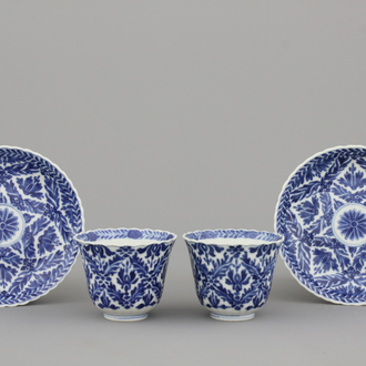 Paire de tasses et pochons en porcelaine de Chine, bleu et blanc, Guangxu