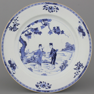 Plat en porcelaine de Chine, bleu et blanc, à décor de dames dans un jardin, Qianlong, 18e