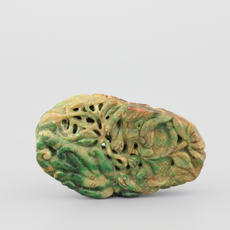 Sculpture de fruits en jade vert tacheté, 20e