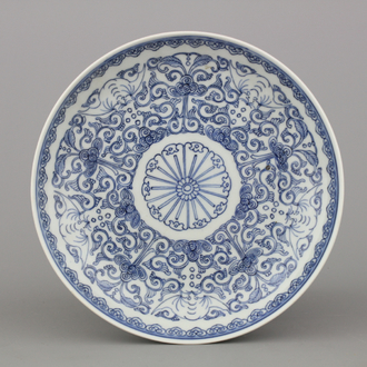 Blauw en wit bord in Chinees porselein met bloemendecor, 18e eeuw