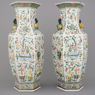 Paire de vases hexagonals décor à relief, famille rose, 19e