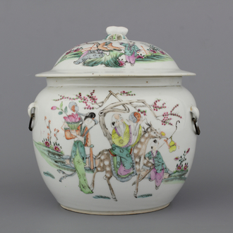 A Chinese porcelain famille rose bowl and cover, 19/20th C.