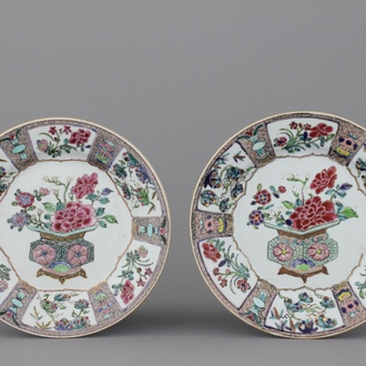 A pair of Chinese porcelain famille rose plates, Yongzheng/Qianlong, 18th C.