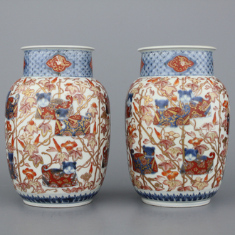 A pair of Japanese porcelain Imari vases with cats, 19th C.