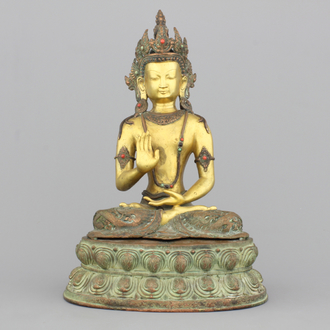Figure de Bouddha Amoghasiddi en bronze doré incrusté de corail et de turquoise, 18e-19e
