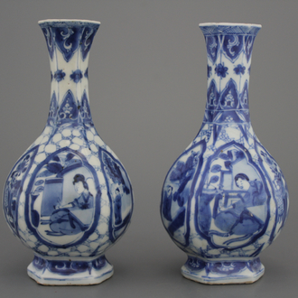 Paire de vases presque semblant en porcelaine de Chine, bleu et blanc, Kangxi