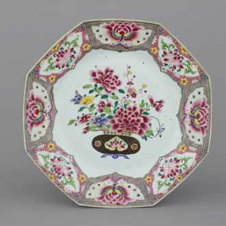Grand plat en porcelaine de Chine avec papillons, famille rose, 18e