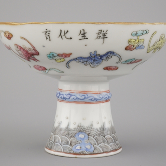 'Stem-cup' in Chinees porselein met vleermuizen en inscriptie, 19e eeuw