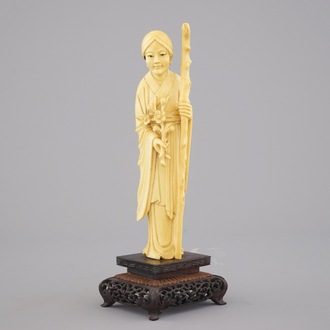 Dame chinoise en ivoire sculpté, 19e-20e
