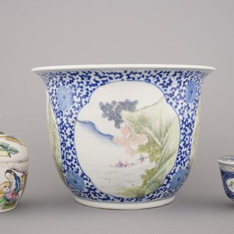 A fine Chinese porcelain jardiniere and two covered bowls, 19/20th C.
