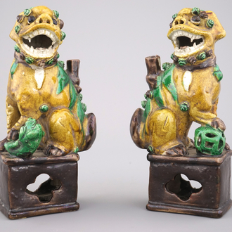 Paar Chinese wierookstokhouders in sancai-geglazuurd aardewerk, in de vorm van Fo-honden, 18e eeuw
