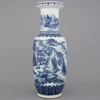 Vase rouleau à décor de paysage en porcelaine de Chine, bleu et blanc, 19e