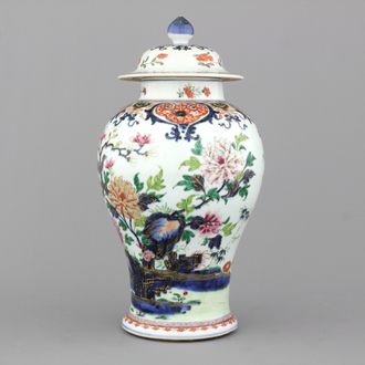 Vaas met deksel in Chinees porselein met bloemendecor in Imari palet, Qianlong, 18e