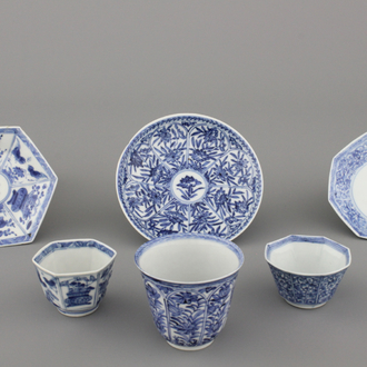 Lot van 3 blauw en witte kopjes en schoteltjes in Chinees porselein, Kangxi