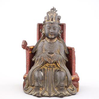 Bronzen gedeeltelijk verguld beeldje van Guanyin, zittend op een houten verlakte troon, Ming-dynastie
