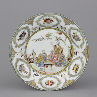 Bord in Chinees porselein, "Bezoek van de dokter aan de keizer", bestemd voor de Nederlandse markt, famille rose, 18e eeuw