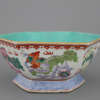 A Chinese porcelain bowl with foo dogs, 19th C.