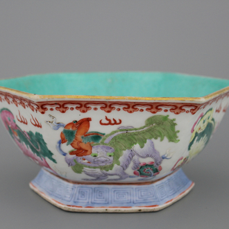 A Chinese porcelain bowl with foo dogs, 19th C.