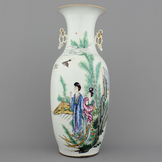 Grand vase en porcelaine de Chine à décor de dames, famille rose, 19e-20e