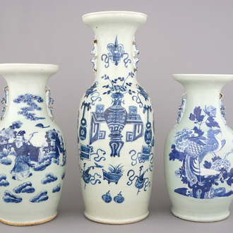 Trois grands vases céladon en porcelaine de Chine:  un avec objets de lettrés, un avec un Immortel et un avec un paon, 19e-20e