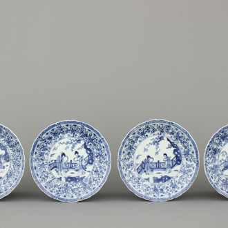 Lot de 4 assiettes en porcelaine de Chine, bleu et blanc, avec dames dans un jardin, Kangxi, début 18e