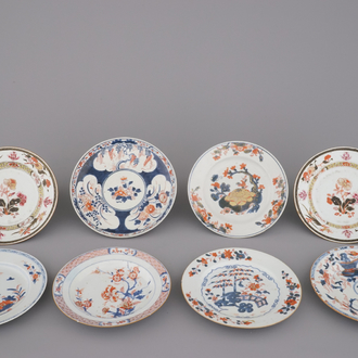 Verzameling van 8 Imari en famille rose borden, 18e eeuw