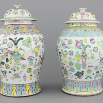 Deux pots couverts en porcelaine de Chine à décors d'objets de lettrés, famille rose, 19e