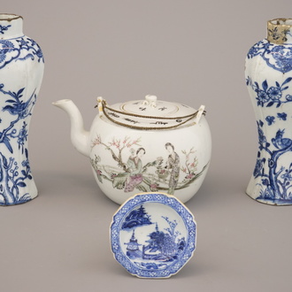 Lot voorwerpen in Chinees porselein: zoutvat, theepot en een paar vazen, 18e-19e eeuw