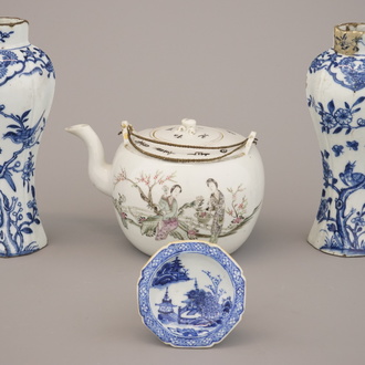 A set of Chinese porcelain items: a salt, a teapot and a pair of vases, 18/19th C.