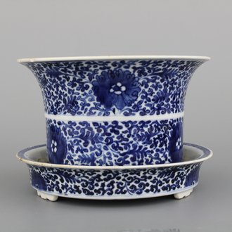 Jardinière avec support en porcelaine de Chine, bleu et blanc, dynastie King