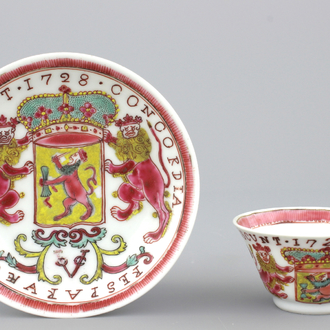 Tasse et sous-tasse héraldique en porcelaine de Chine avec armoiries du VOC, datées 1728, Yongzheng