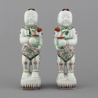 Deux figures wucai en porcelaine de Chine de frères Hoho, 19e