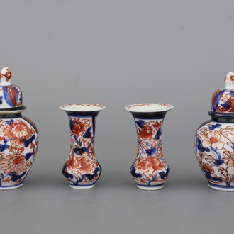 A Japanese porcelain Imari miniature garniture, 18/19th C.